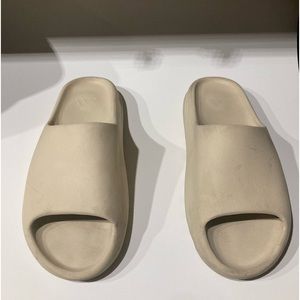 Yeezy Slides ‘Bone’